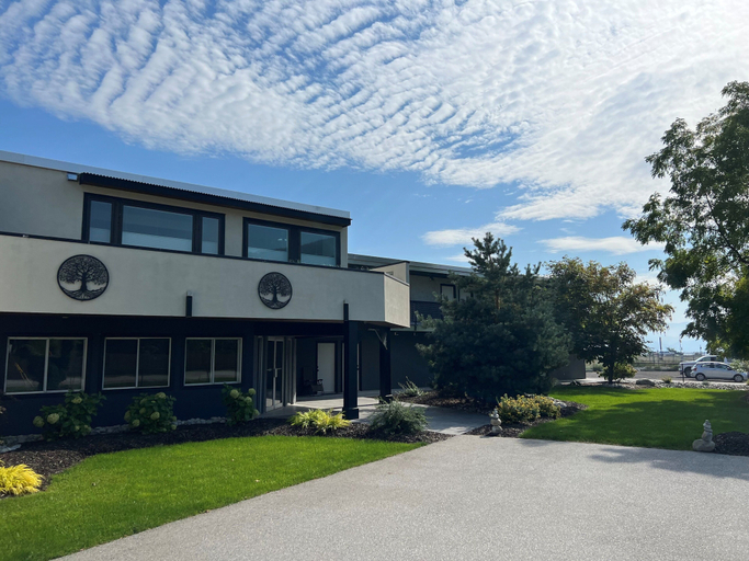 Exterior 2, Skaha Lake Airport Inn & Suites, Okanagan-Similkameen