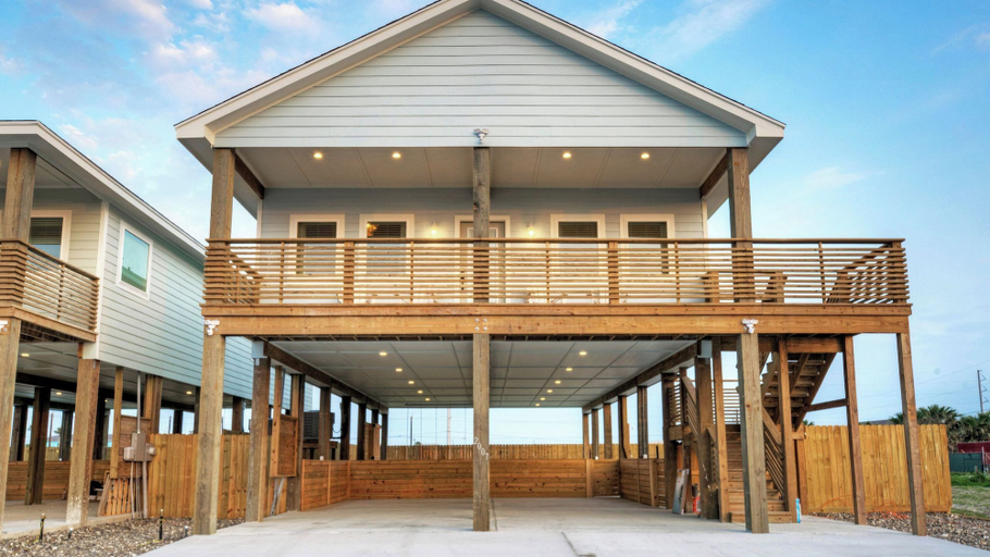 Exterior & Views 2, Private Pool, Firepit, Balcony, Patio Boat Parking Mint to Be by Avantstay, Nueces
