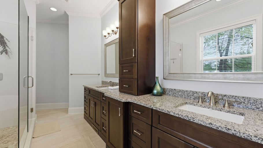 Interior 5, Montclair Manor by Avantstay Lakefront Retreat Dock + Hot Tub + Firepit + Game Room, Iredell