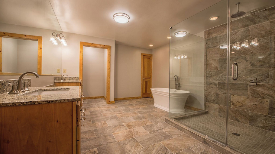 Bathroom 4, Azalea Retreat by Avantstay Sleeps 34 & Pool, Catawba