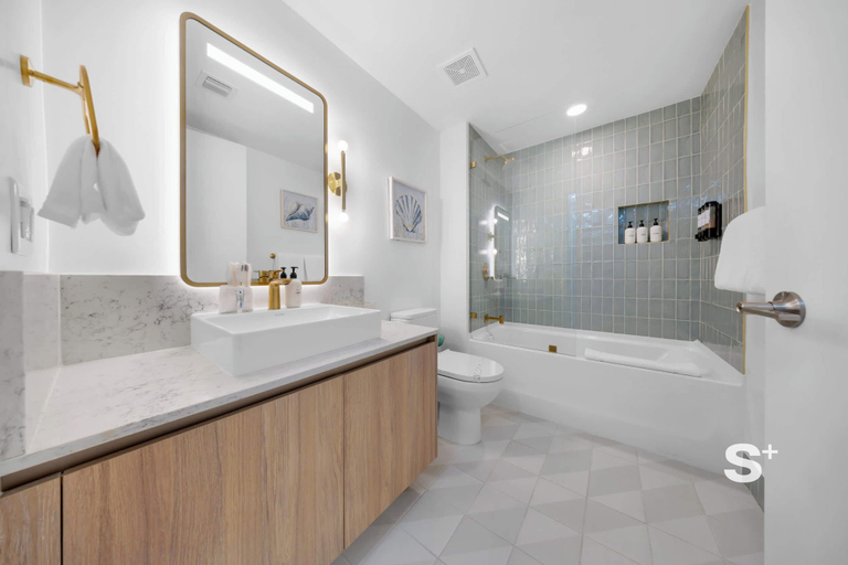 Bathroom 3, Chic 2BD Downtown Condo with Water Views, Miami-Dade