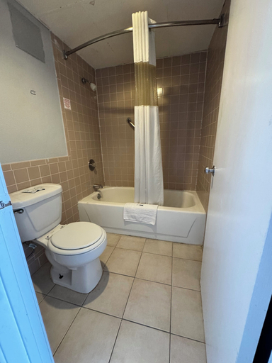 Bathroom 3, Bayou Inn, Jefferson Davis