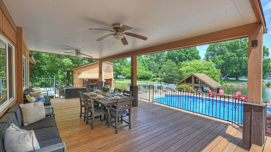 Food & Drinks, Stay Awhile by Avantstay Lakefront + Pool, Dock, Iredell