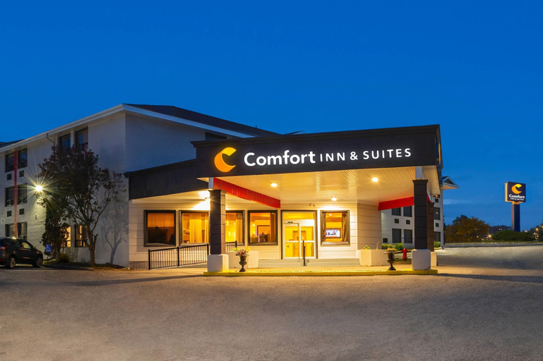 Exterior & Views 2, Comfort Inn & Suites Barrie, Simcoe