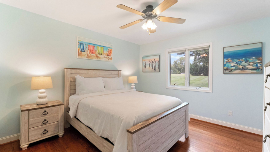 Bedroom 3, Shades of Summer by Avantstay Gazebo, Dock, View, Lincoln