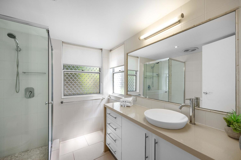 Bathroom 4, Skippers Cove Waterfront Resort, Noosa - Noosa-Noosaville