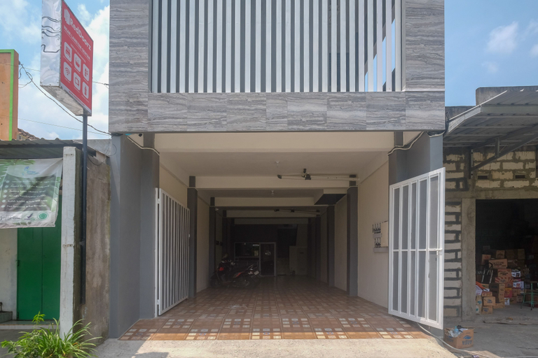 Exterior & Views 2, RedDoorz near Laweyan Gentan, Sukoharjo