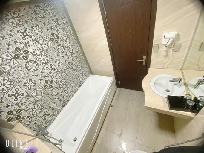 Bathroom 3, Queenie Hotel, Hải An