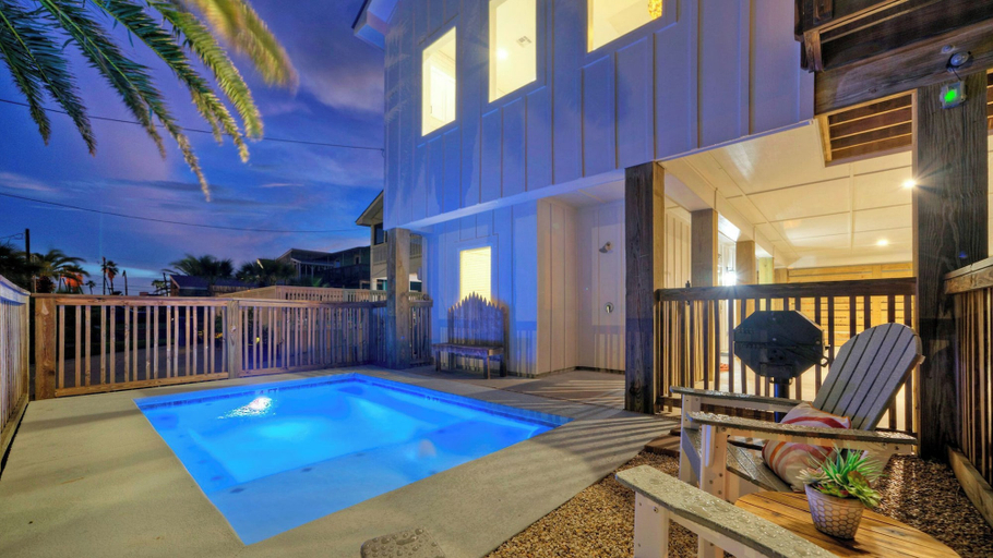 Sport & Beauty, Wild Horse by Avantstay Walk to Beach + Pool, Nueces
