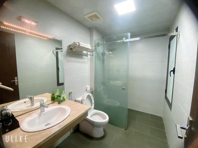Bathroom 5, Queenie Hotel, Hải An