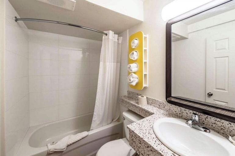 Bathroom, Coastline Motel Kamloops, Thompson-Nicola