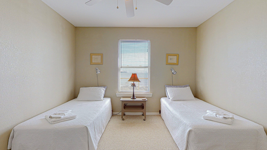 Room 2, Sun And Moon 3 Bedroom Home, Galveston