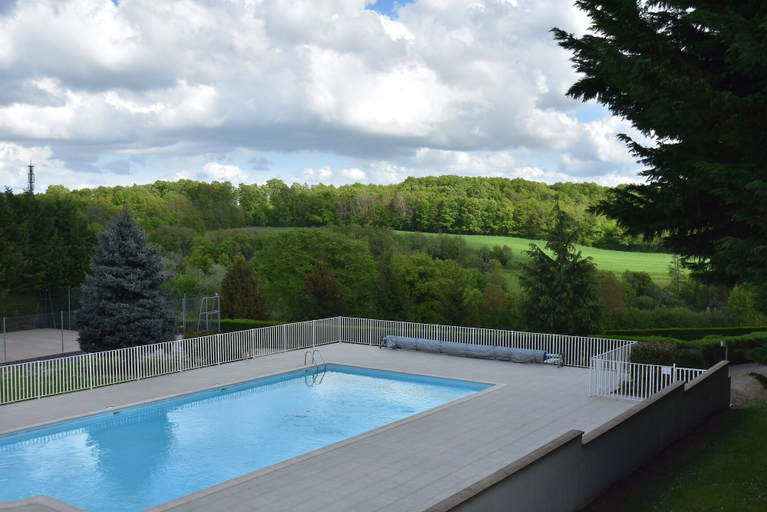 Pool 3, Charming Holiday Home With Pool and Pond, Indre