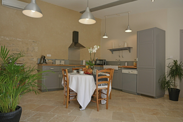 Private kitchen 4, Farmhouse in Carpentras With Pool, Vaucluse
