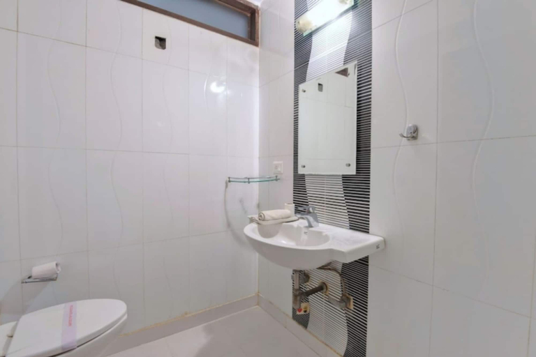Bathroom 3, Hotel Brahman Bhawan, Faridabad