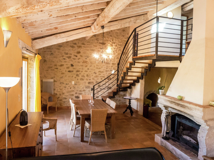 Dining 4, Sunny Escape to Serenity, Aude