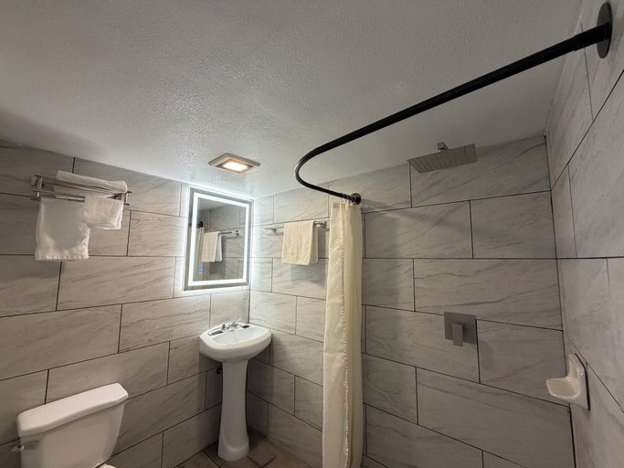 Bathroom 3, Ponca Motel, Taylor