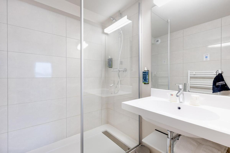 Bathroom 3, Karaez Hotel - BritHotel Carhaix, Finistère