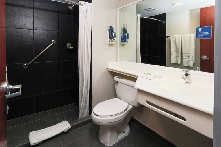 Bathroom 5, City Express by Marriott Tampico, Tampico