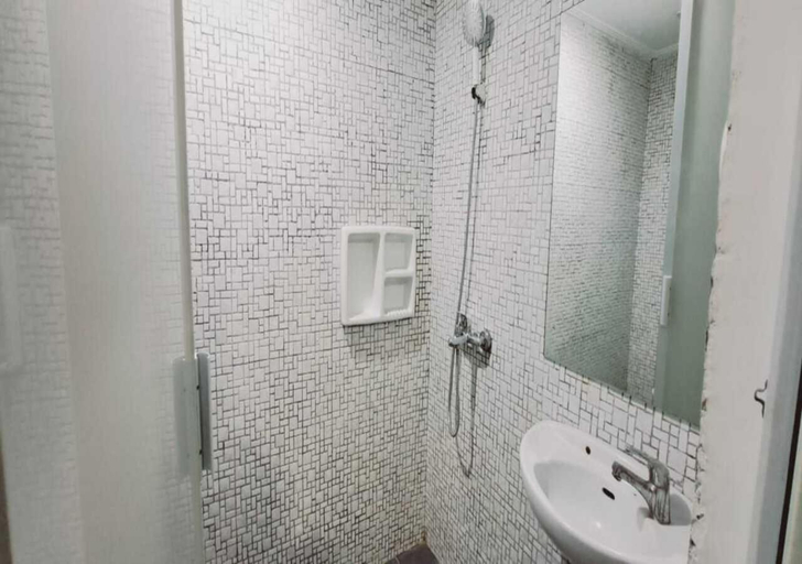 Bathroom 3, TOS Hotel & Residence Velodrome, Jakarta Timur