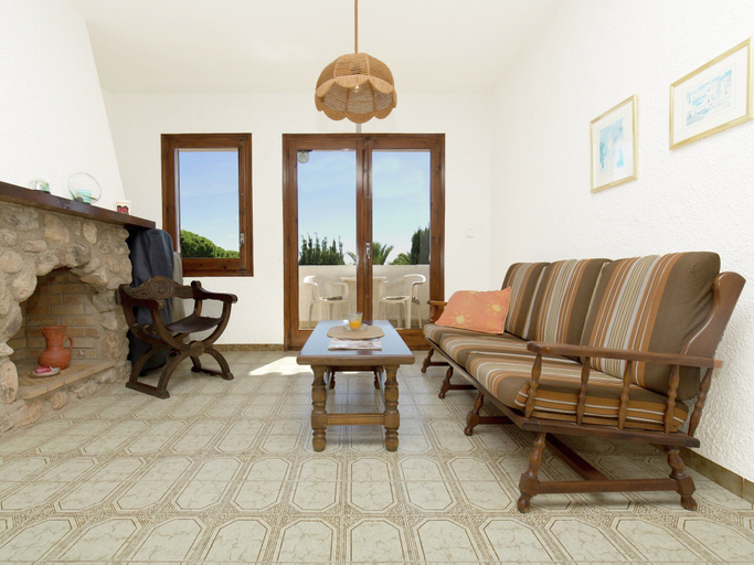 Living room 5, Small Building with 4 Apartments near Beach, Tarragona