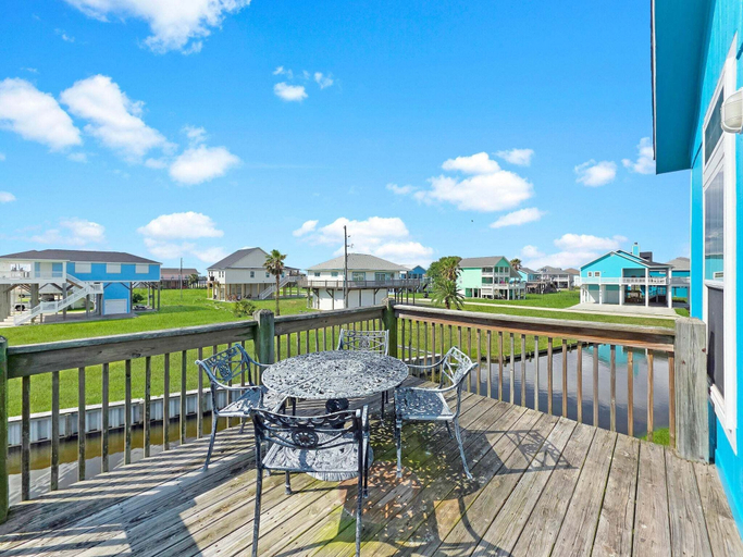 Outdoor dining 3, Surf's Up 3 Bedroom Home, Galveston