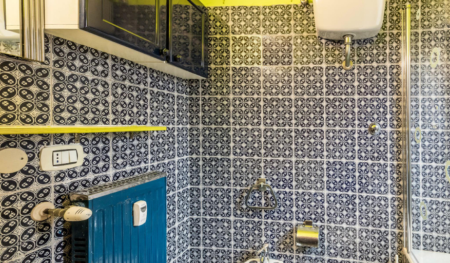 Bathroom 3, Arco in Pantheon apartments, Rome
