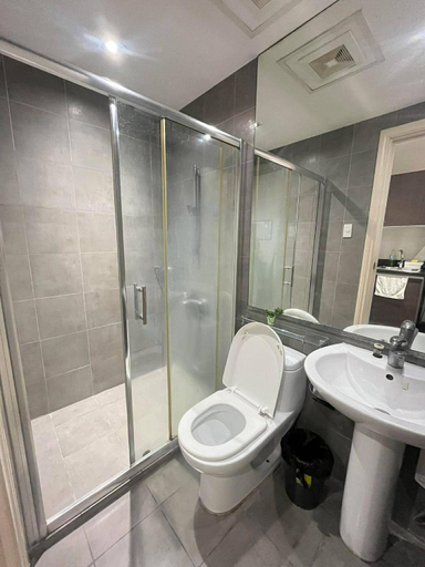 Bathroom 5, Gramercy Residences with Free Pool, WIFI, Sauna and Gym, Makati City