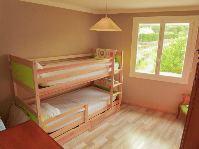 Room 3, Holiday Home Talairan With Pool and BBQ, Aude