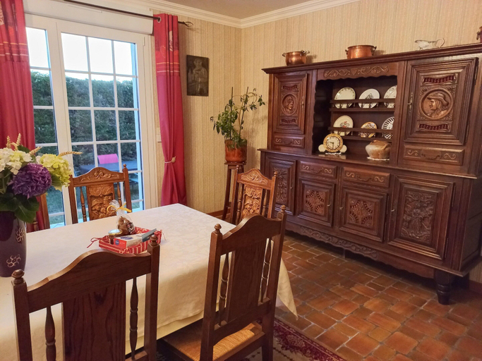 Dining 5, Charming Breton House in Henansal, Côtes-d'Armor