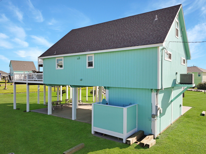 Exterior 4, Beachy Keen 3 Bedroom Home, Galveston