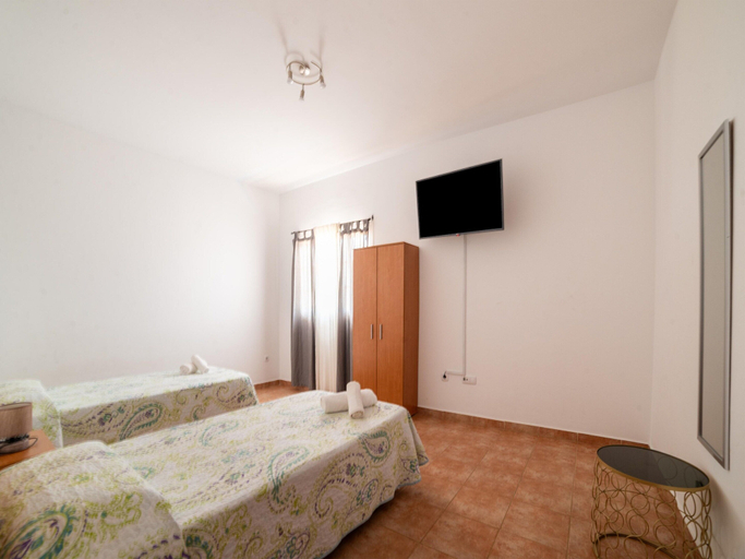 Room 2, Lovely & Spacious Holiday Home With Private Swimming Pool, Las Palmas