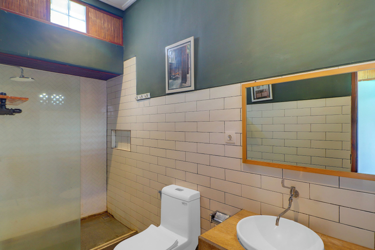 Bathroom 5, Collection O near Sanur Beach formerly S, Denpasar