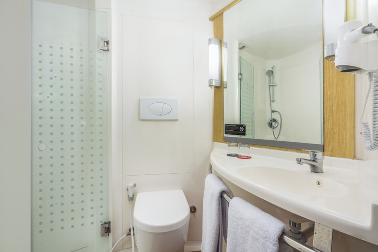Bathroom 4, ibis Jakarta Senen, Central Jakarta