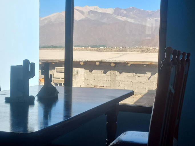 Others 3, Casa de familia, Cachi