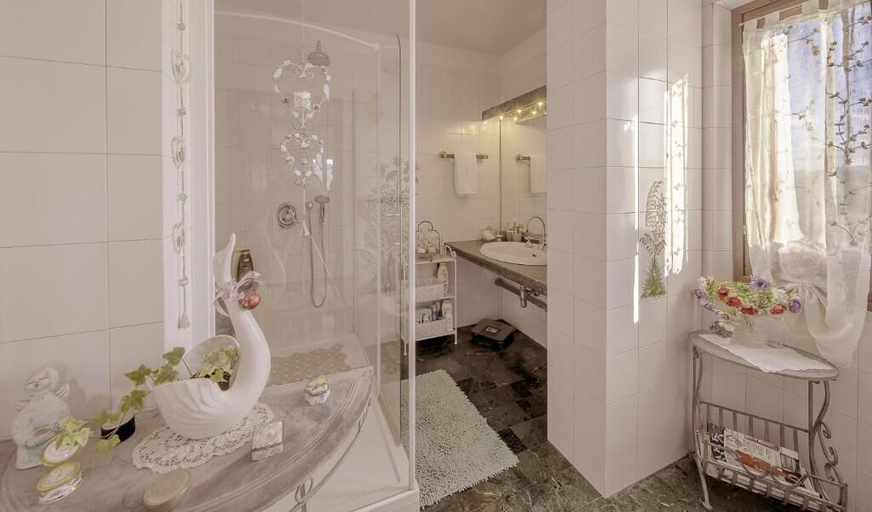Bathroom 5, B&B L Orologio, Florence