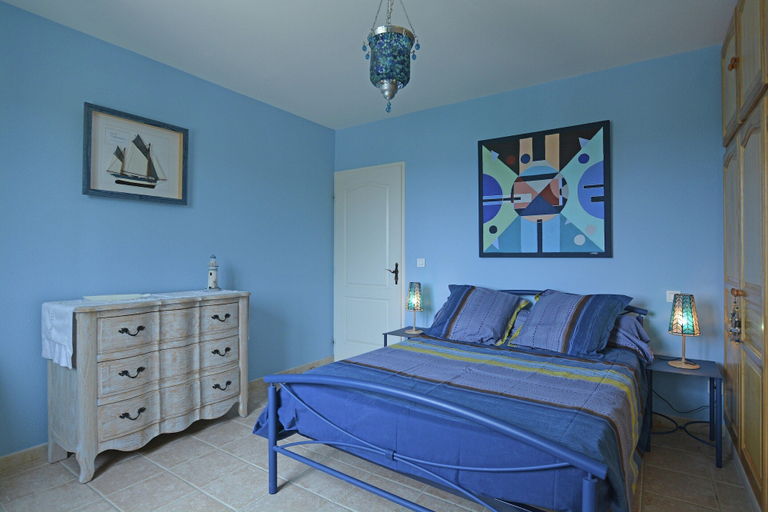 Room 3, Tranquil Villa With Pool View, Gard