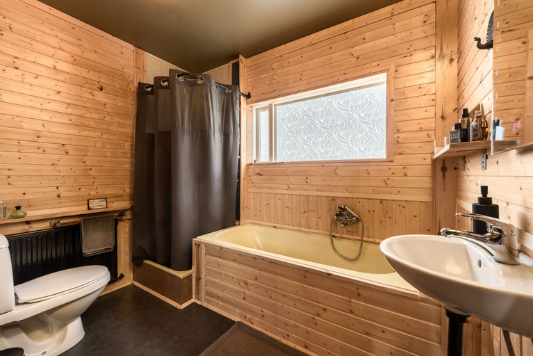 Bathroom, The Crib Rocks, Borgarbyggð