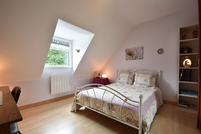 Room 2, Peaceful Forest Stay in Pedernec, Côtes-d'Armor