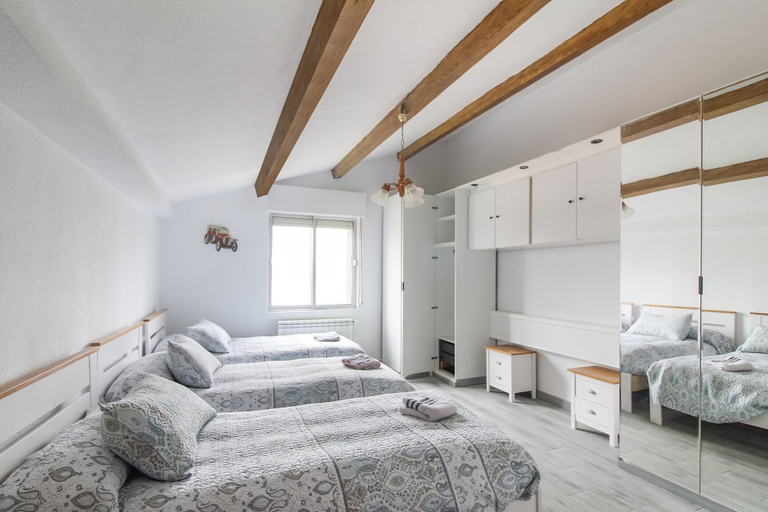 Room 2, Villa in Villamuriel With Pool and Barbecue, Palencia