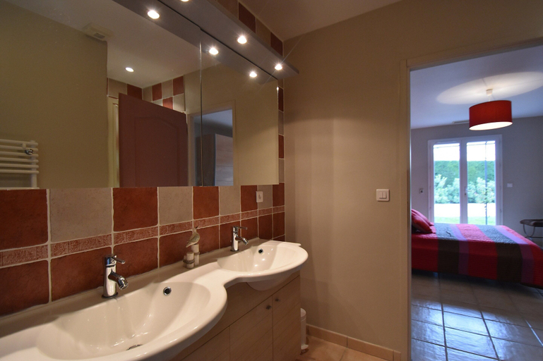 Bathroom 2, Spacious Villa With Pool, Vaucluse