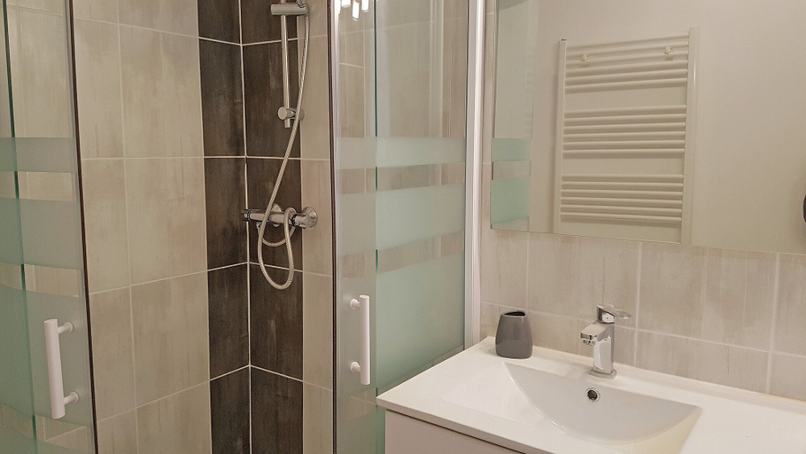 Bathroom 2, Peaceful Poolside Escape, Hérault