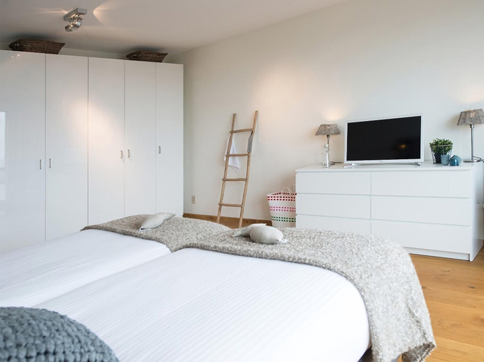 Others 2, Luxury Apartment With a View, The Hague