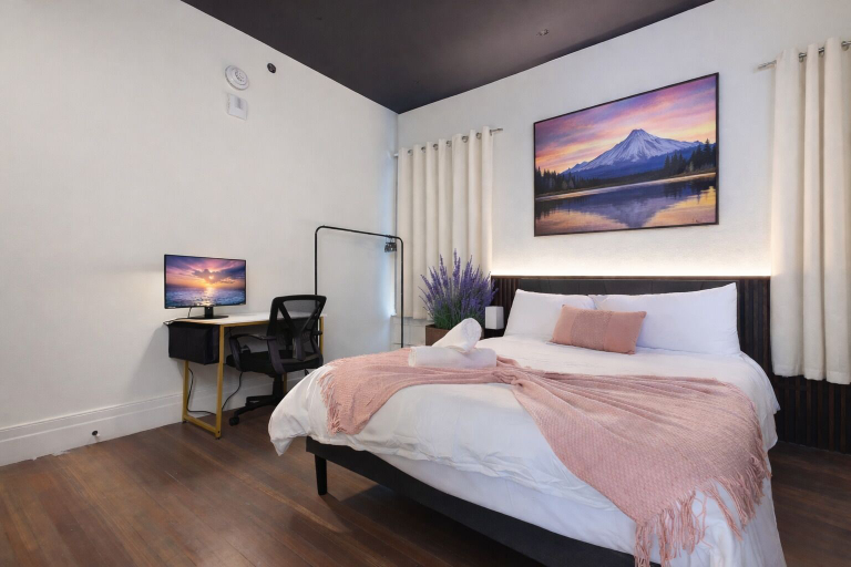 Room 4, Travis by Stylish Stays, Bexar