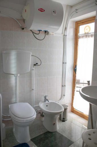 Bathroom 4, A cast b&b, Taranto
