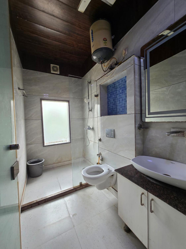 Bathroom 3, Hotel Mannat, Delhi
