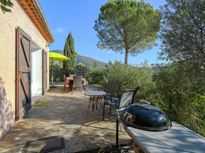 Garden 2, Holiday Home in Bormes-les-mimosas With Pool, Var
