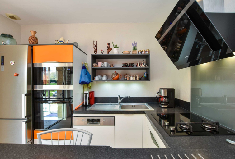 Private kitchen 4, Peaceful Forest Stay in Pedernec, Côtes-d'Armor