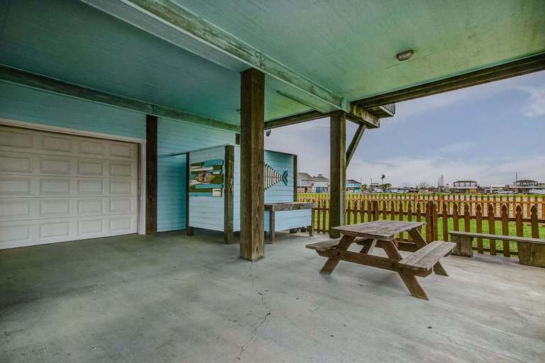Outdoor dining 4, The Bungaleaux 3 Bedroom Home, Galveston