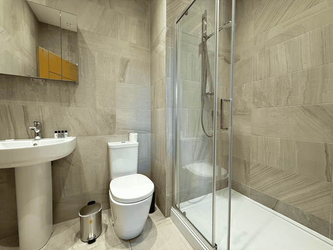 Bathroom 4, Elegant 2 Bed City Centre Flat, Sheffield